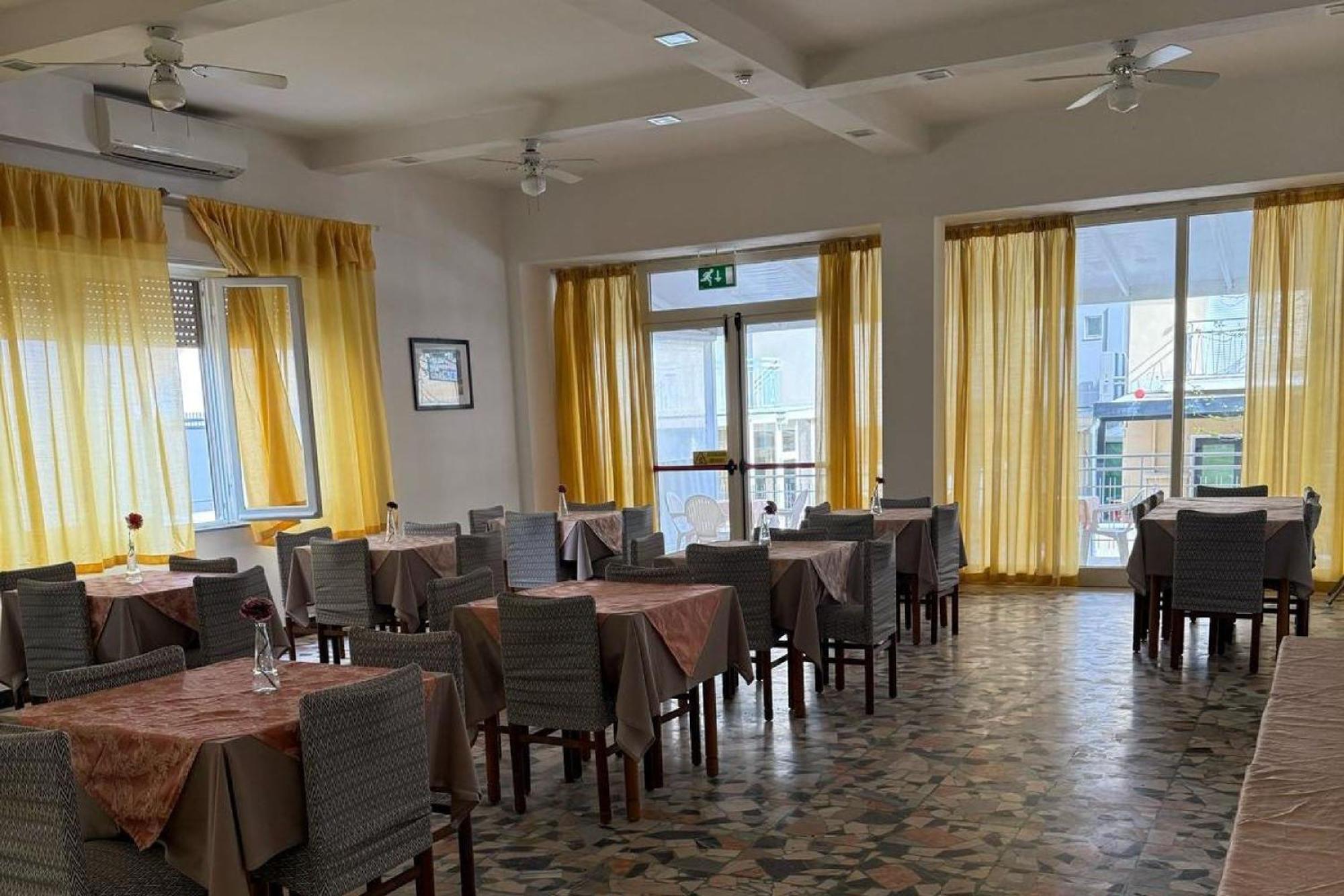 Nives Hotel Rímini
